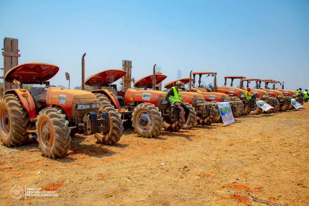 img-20250924-wa0366479187973430428591-1024x682 RDC: Muhindo Nzangi équipe le Grand Katanga en tracteurs pour booster l’autosuffisance