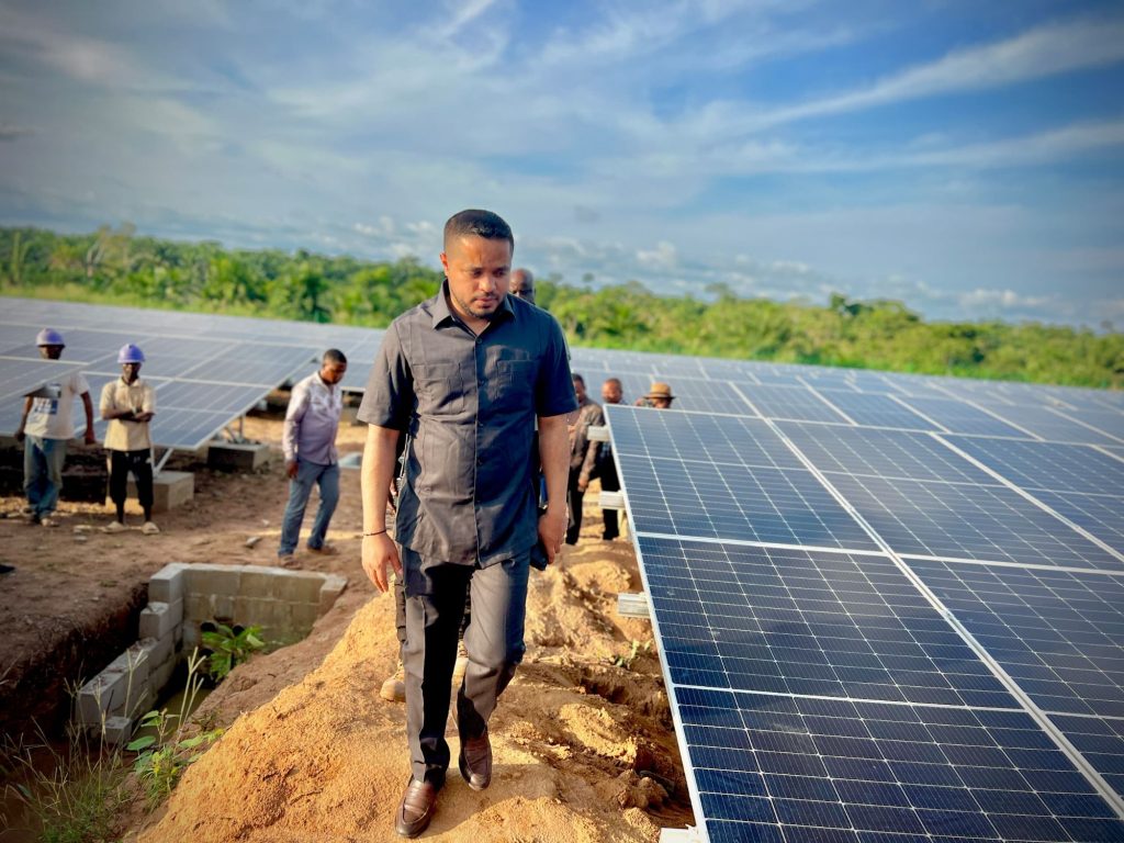 img-20251113-wa03381635549604765901896-1024x768 Buta : le Gouverneur Mike-David Mokeni inspecte la centrale solaire en construction pour électrifier la ville