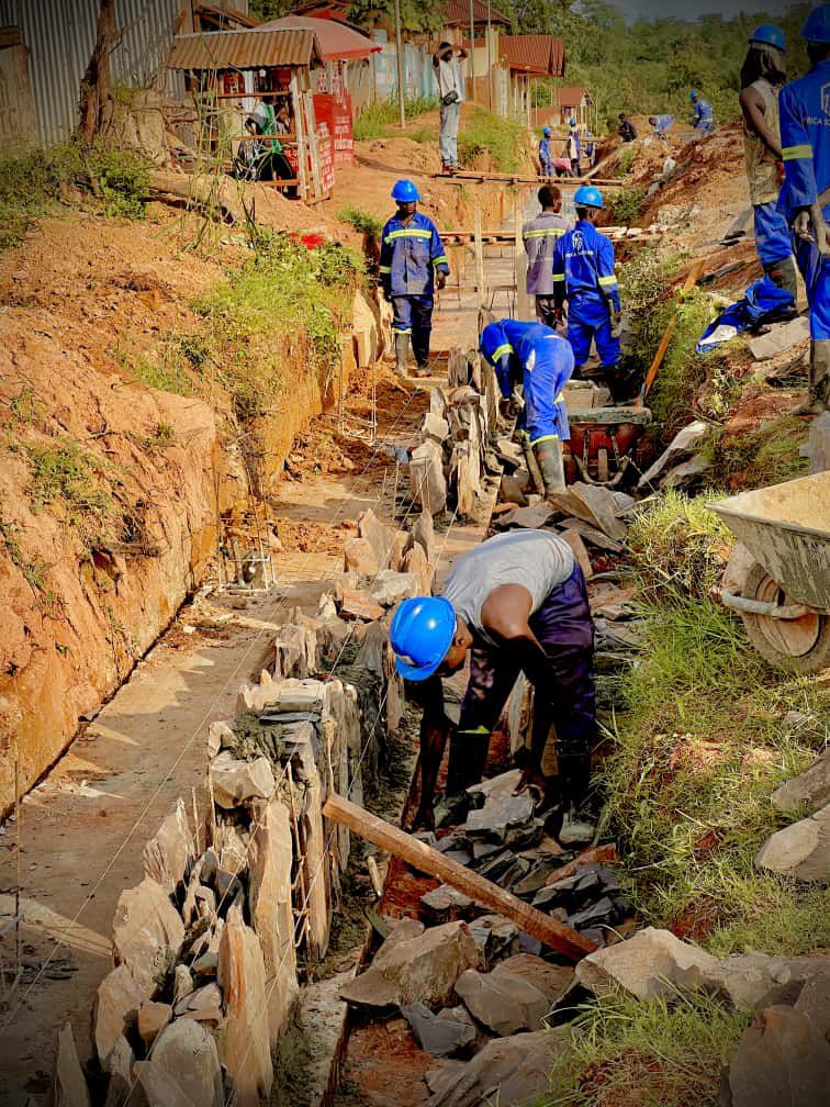 img-20251113-wa04015712909113325536376 Buta : les travaux routiers accélérés sous la supervision du Gouverneur Mokeni