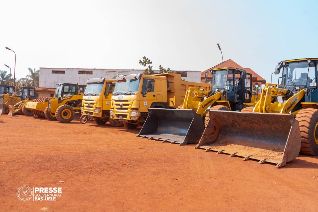 img-20251220-wa04683922578532752639851-1024x683 Bas-Uélé : des promesses aux actes, le gouverneur Mike-David Mokeni met en circulation 12 engins routiers