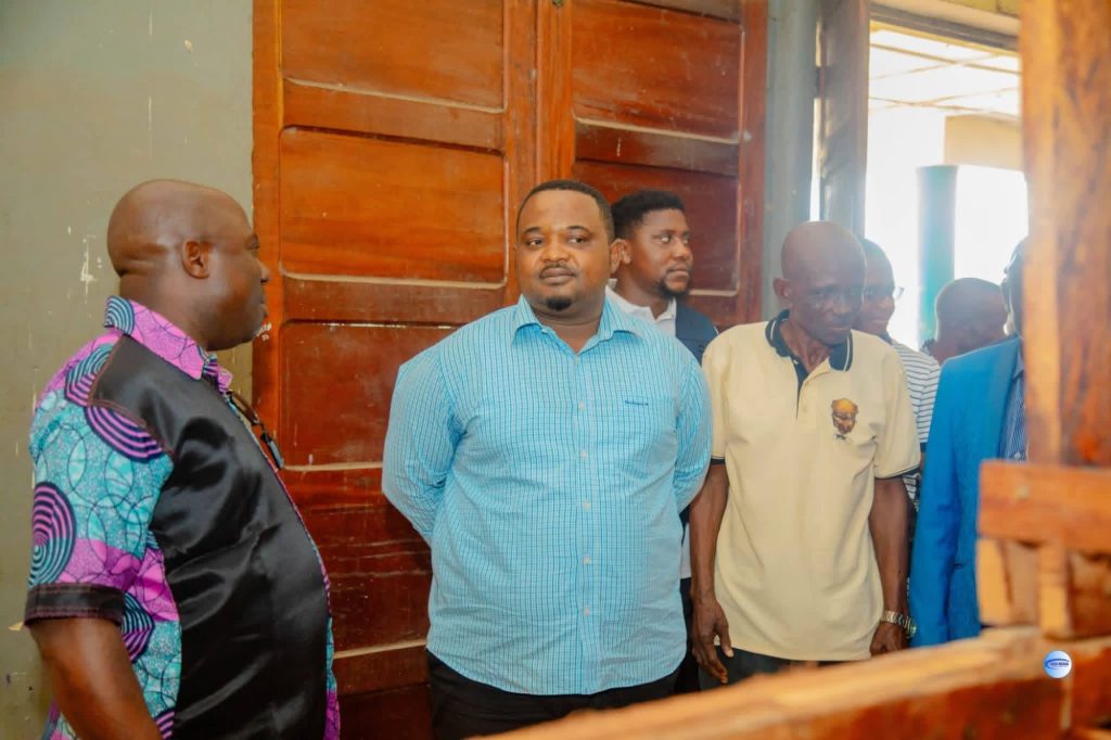 img-20260111-wa02851604905725764305884-1024x682 Kisangani : des bancs scolaires pour le G.S. Sainte-Marie. Geste de l'honorable Fontaine Mangala